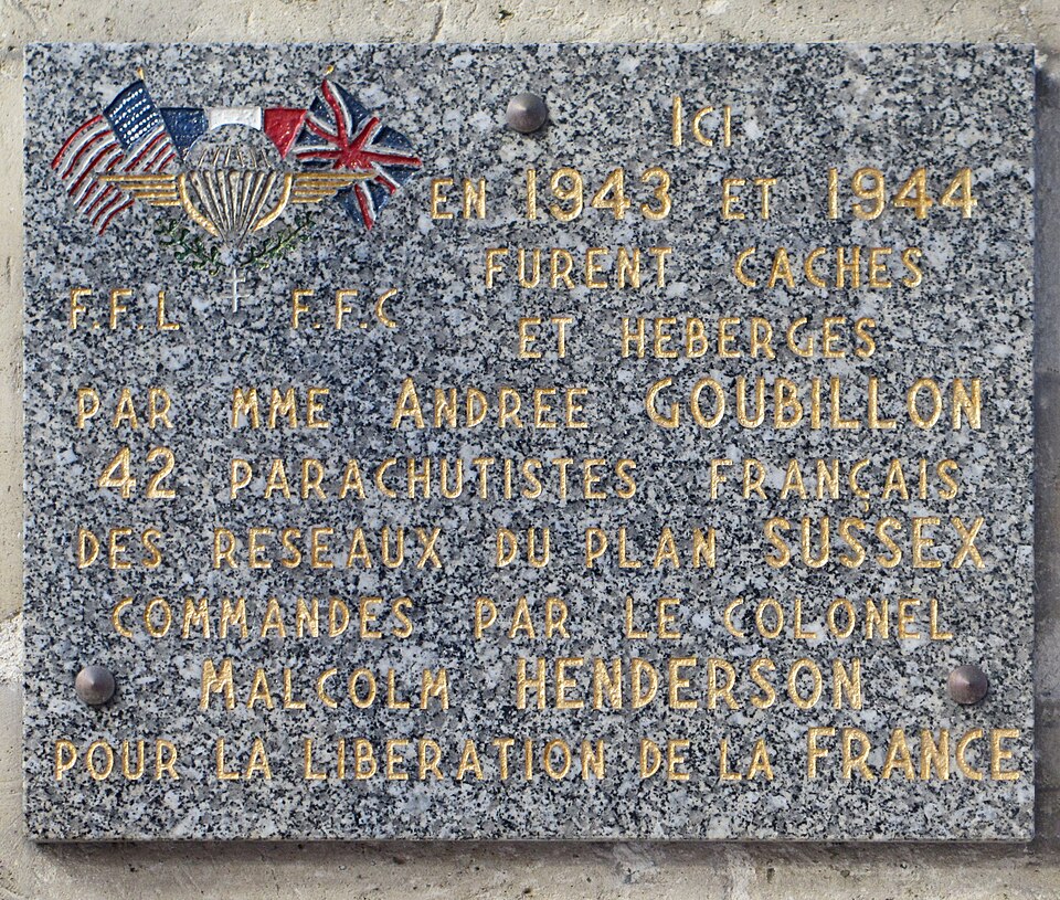 Memorial plaque at 8 rue Tournefort commemorating sheltered Sussex parachutists