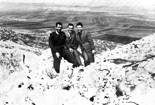 Eli Cohen stands between Syrian military men at the Golan Heights before 1965