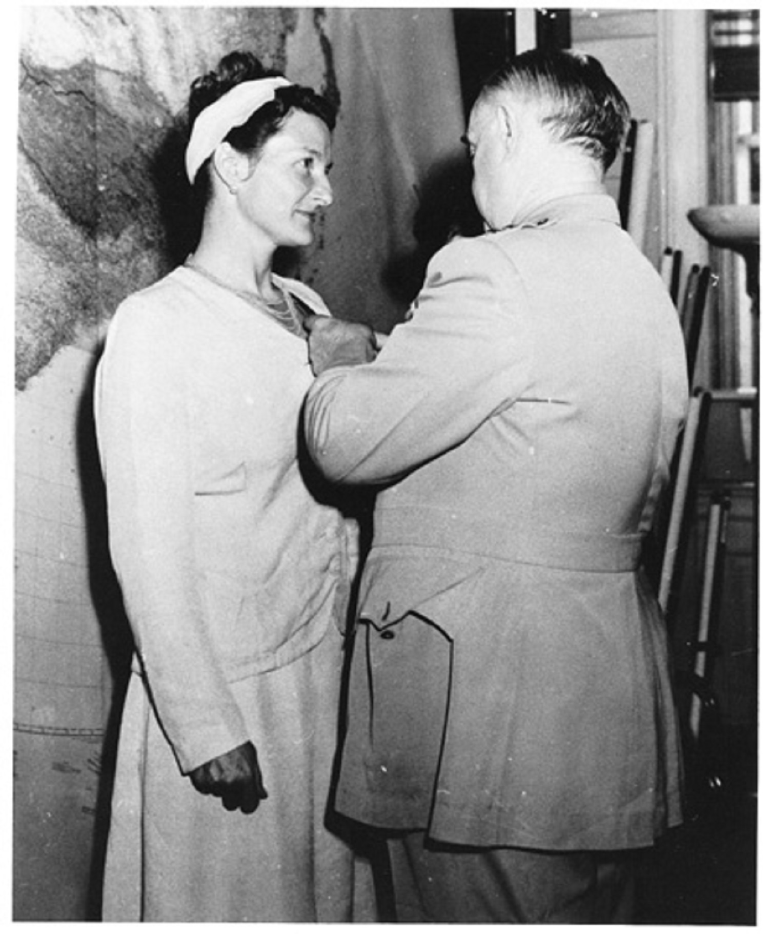 Virginia Hall receives the Distinguished Service Cross from William Donovan